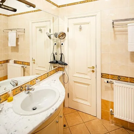 Old Two Level With River View Апартаменты